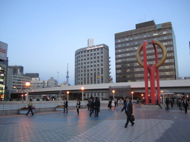 上野駅前から見るスカイツリー