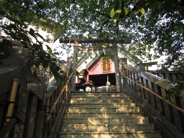 元三島神社の境内