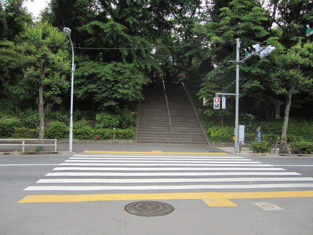 弁天様から上野公園への階段