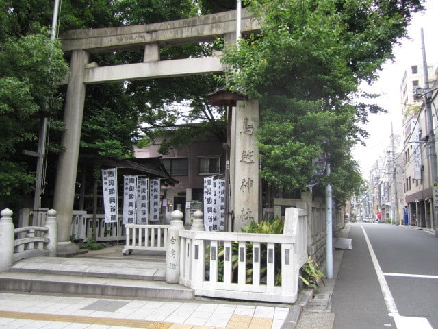 鳥越神社の鳥居を正面に見て右側の道