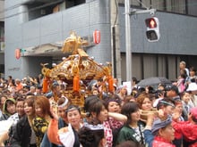 次々と稲荷神社の御神輿に続いて１