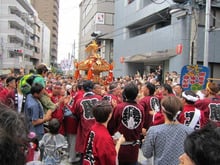 と稲荷神社の御神輿に続いて３