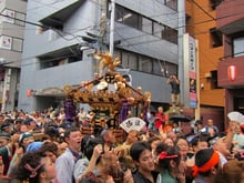 と稲荷神社の御神輿に続いて２