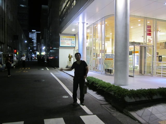 東京駅前の八重洲ブックセンター脇の道