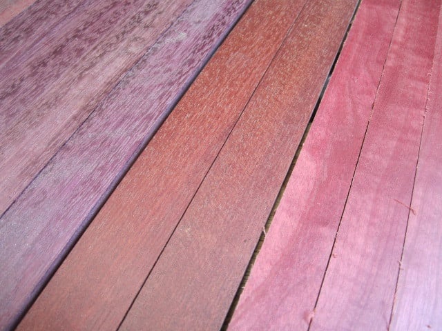 製材前のピンク、赤、紫色の木