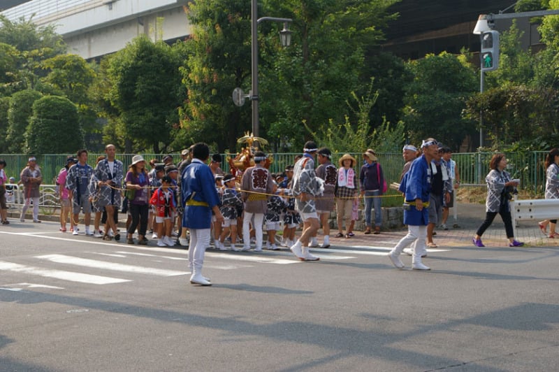 近い町会は担いで永代通りへ