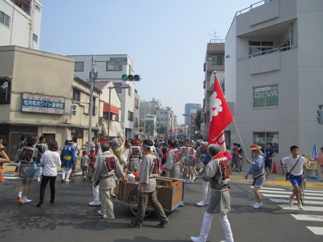 子供神輿大連合に向けて進む