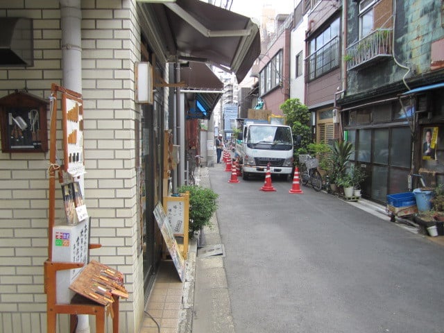 店舗前の道、工事中ですが駐車スペースは使用できます