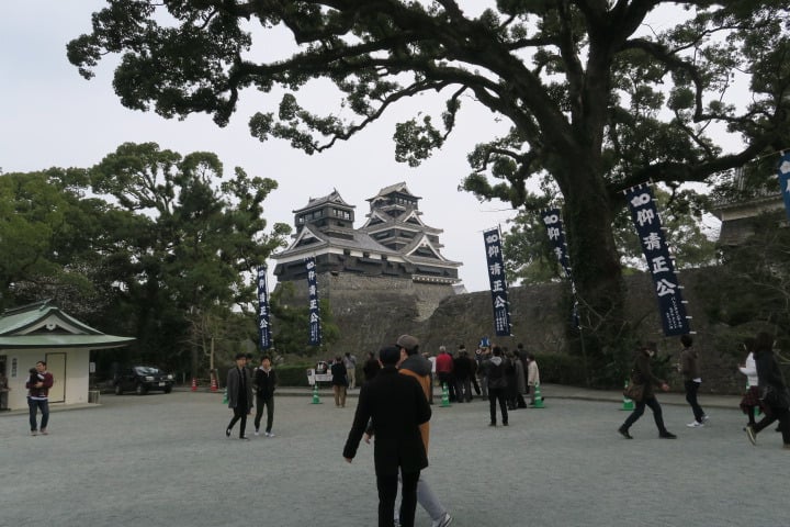 震災後の熊本城を遠目から