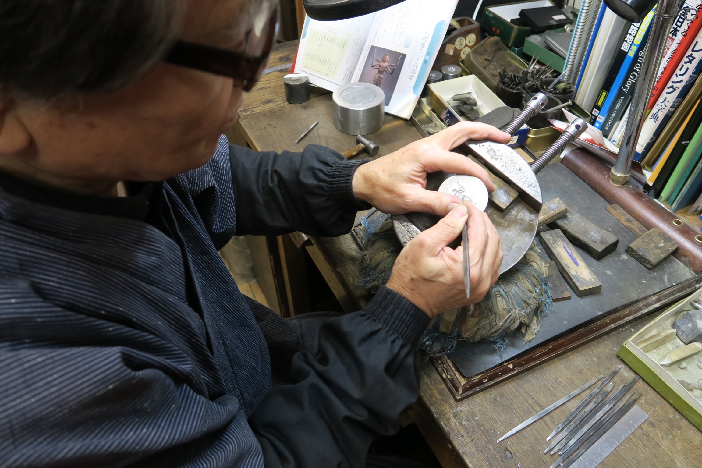 象嵌木札の銀細工が出来るまで(１.金型を彫刻する) | 彫刻木札職人