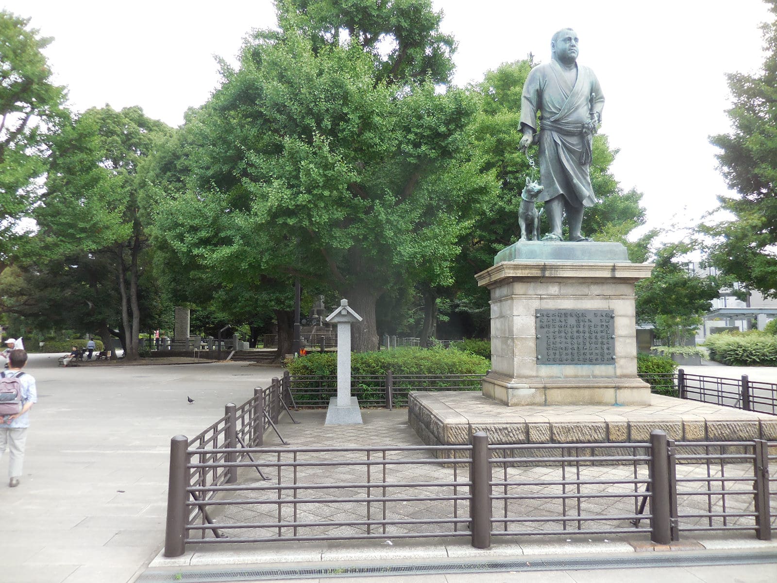上野西郷隆盛像の背後に彰義隊の墓所