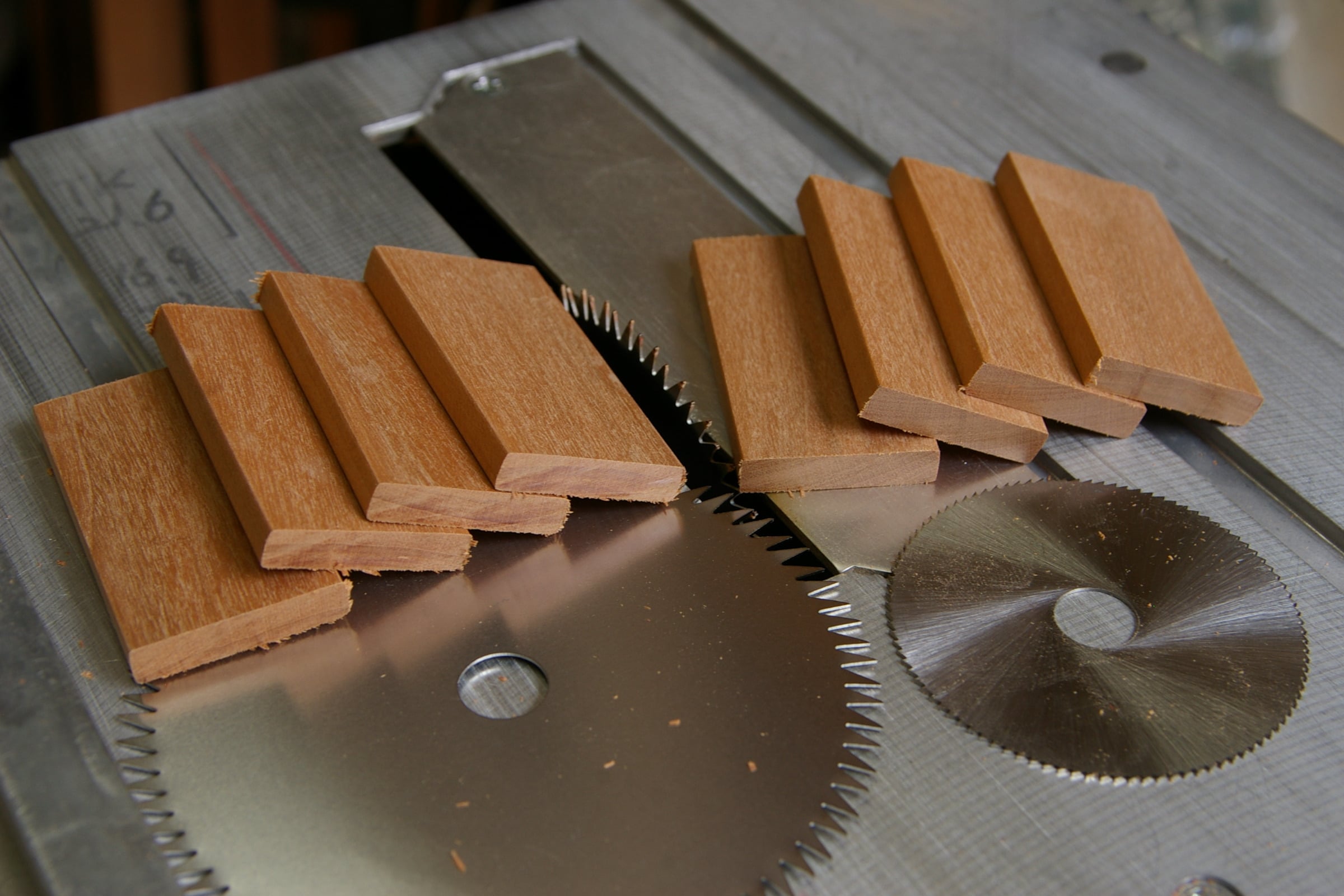 木札の切断は２段階の刃を使う