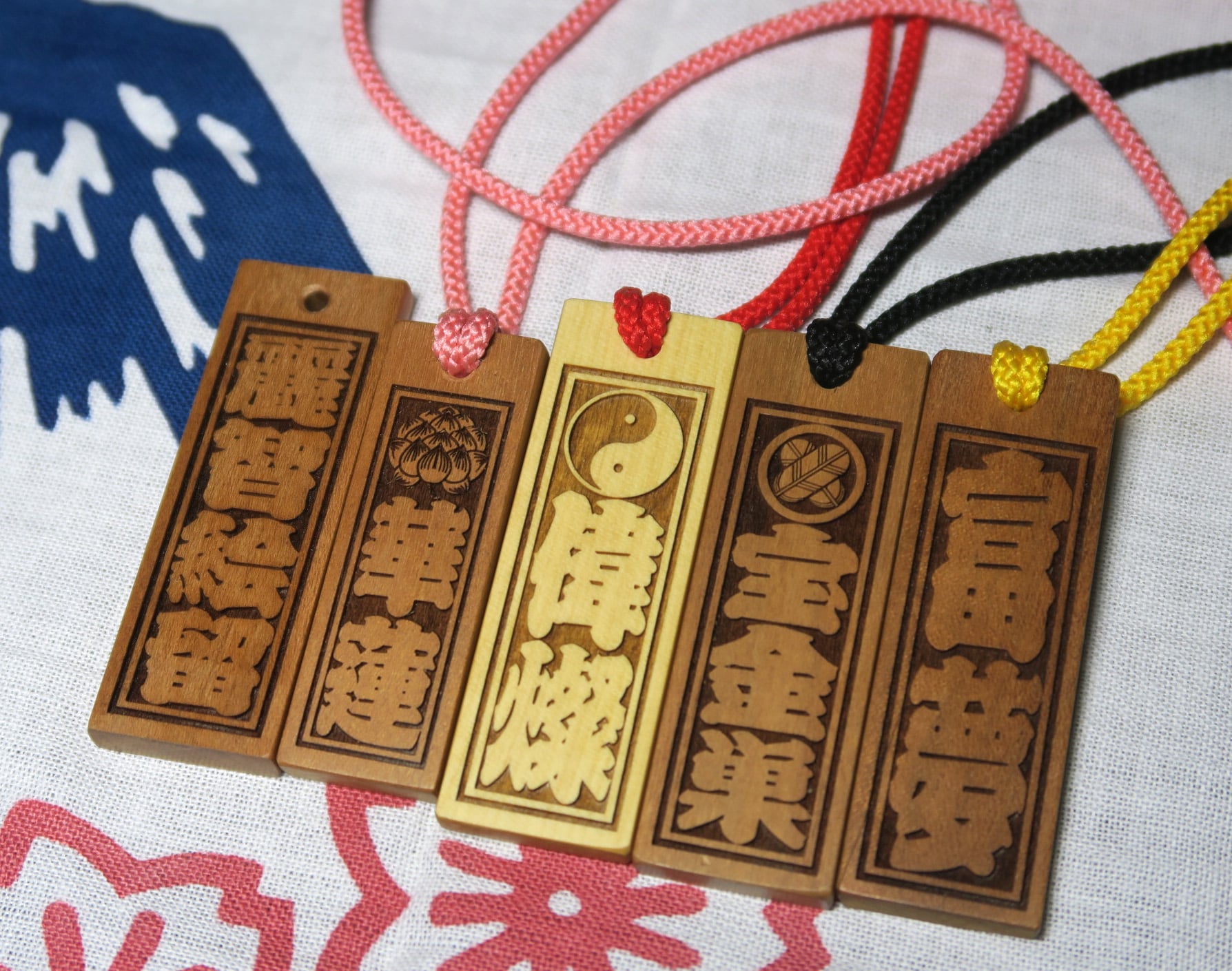 ニッポン文化を世界へ　日本好きの外国の方に喜ばれる当て字の木札