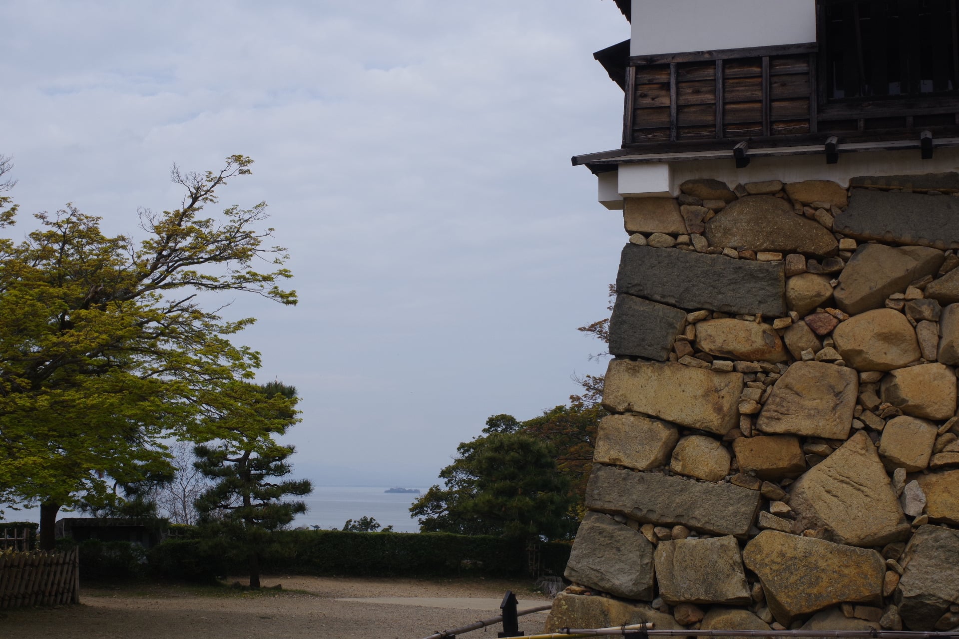 琵琶湖を望む彦根城