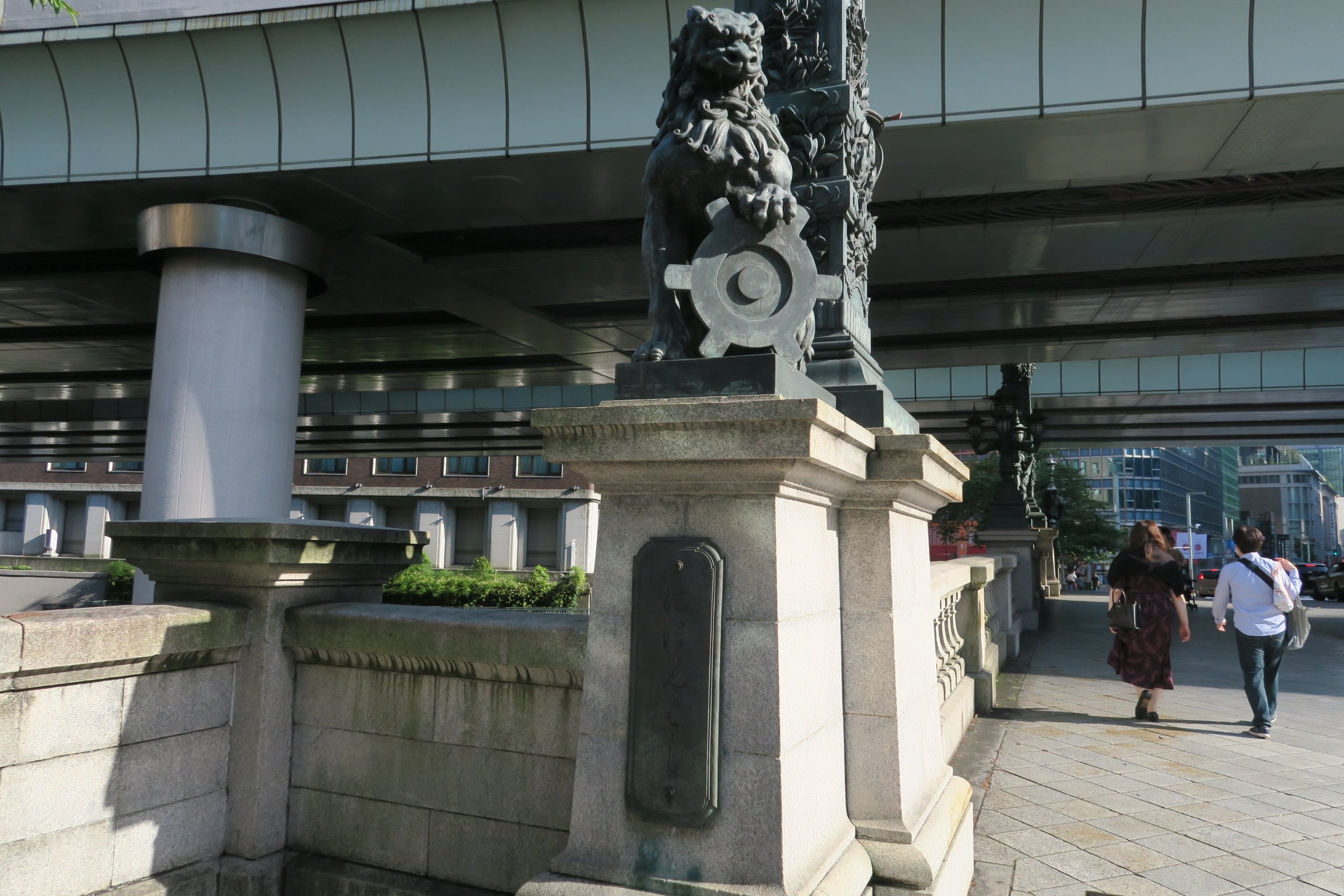 明治４４年(1911)年に完成　日本橋の親柱　都章と獅子