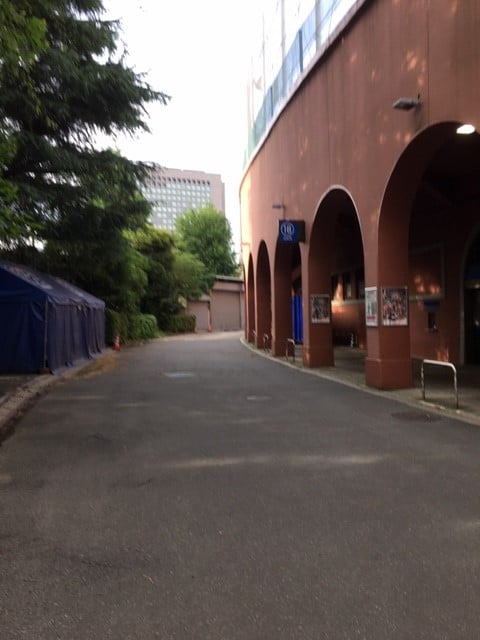 神宮球場外周通路の一部が渋谷区と新宿区の区境