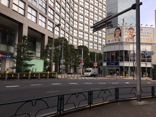 新宿区　渋谷区の区境　タイムズスクエアの側道