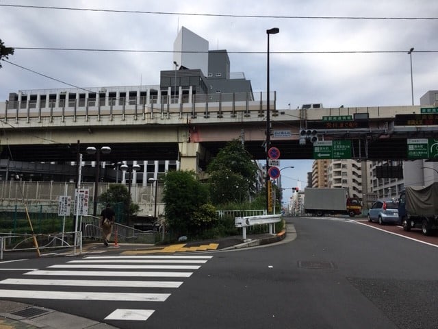 首都高速錦糸町線の下が区境