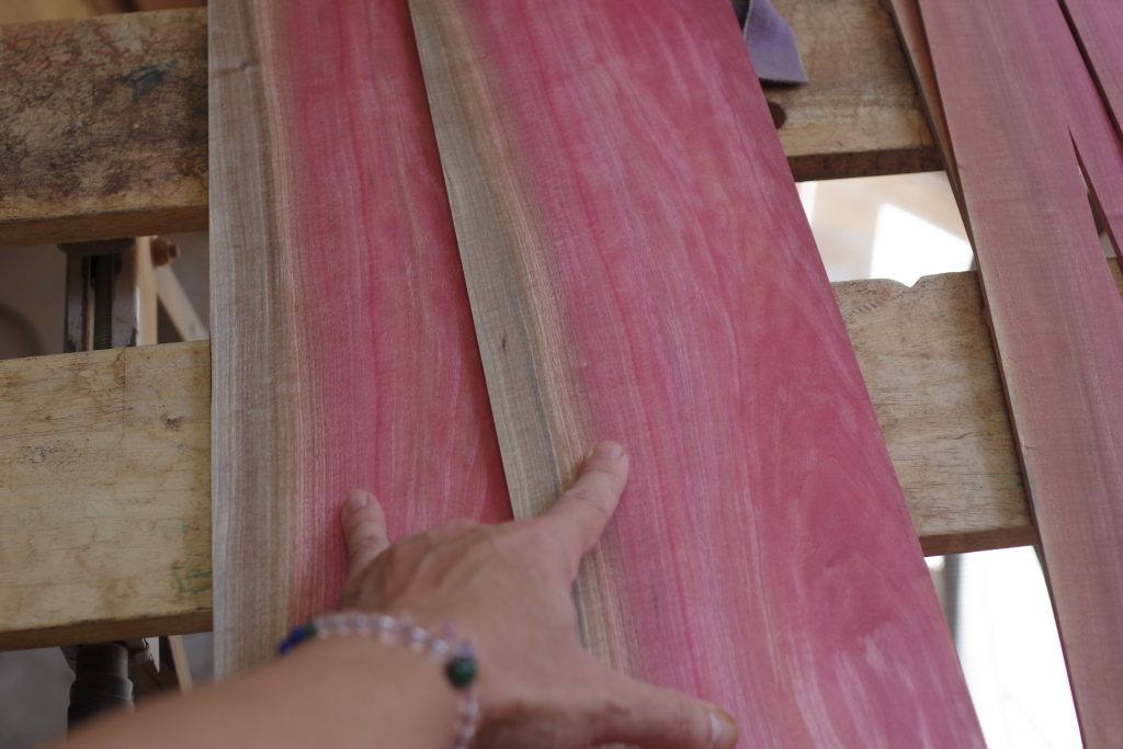 ピンクアイボリー　板材の木肌