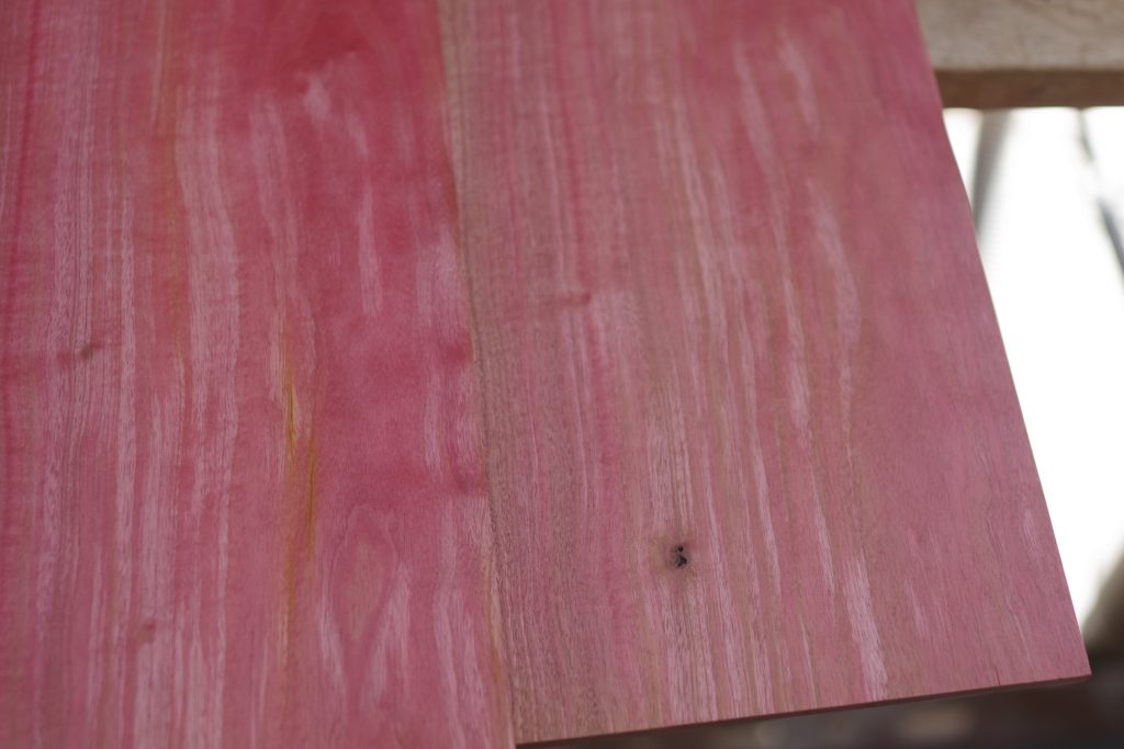 ピンクアイボリー板材の割れと節