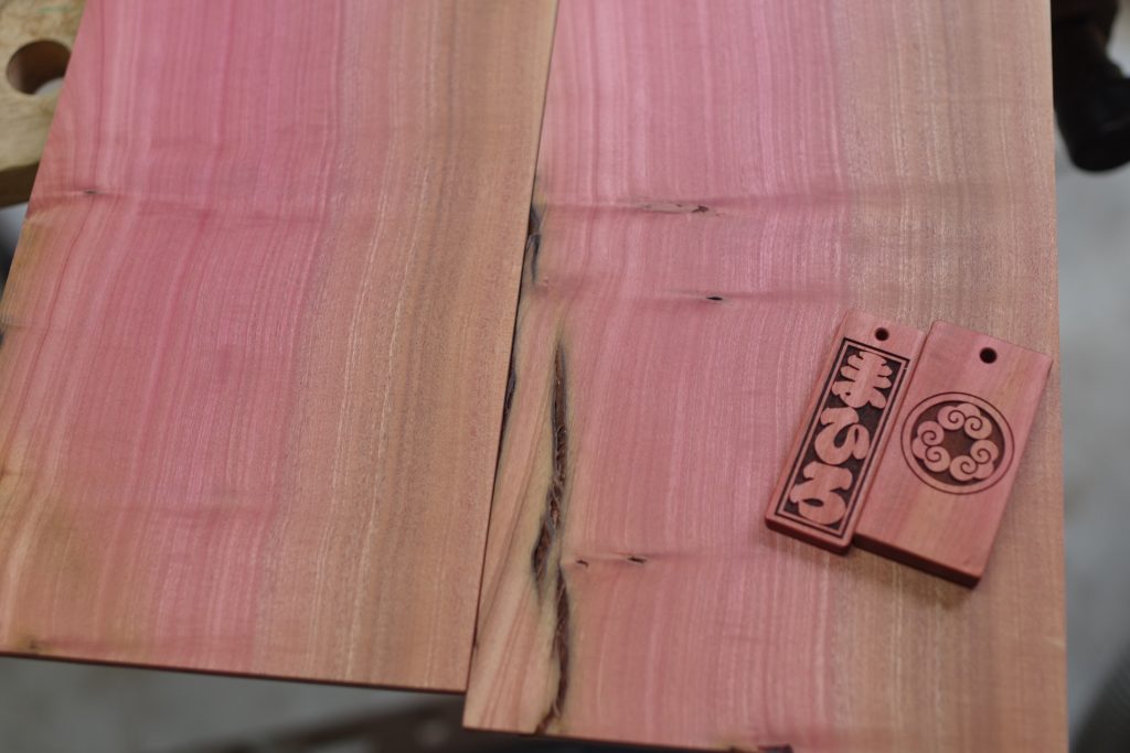 ピンクアイボリー木札　板材